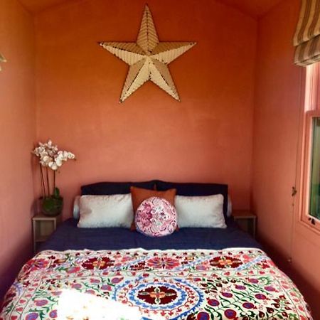 The Oaks Glamping - Magpie Half Shepherds Hut Colkirk Exterior foto
